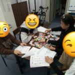 英会話教室が終わった後に国旗かるたをして遊んでいる様子