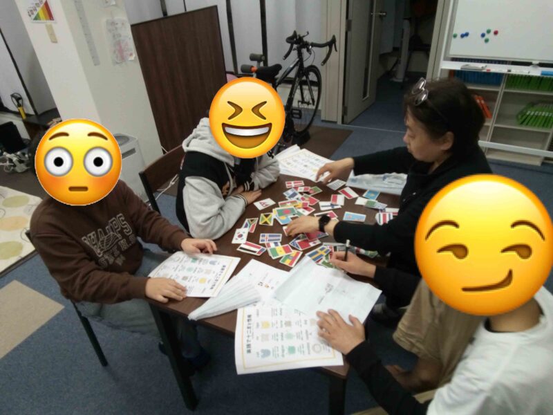 英会話教室が終わった後に国旗かるたをして遊んでいる様子