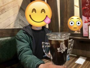 びっくりサイズのコーラを頼み、楽しんでいる様子