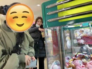 クレーンゲームを楽しんでいる様子