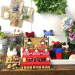 ユアライフキャリアの事業所内に飾られたひな祭りの様子