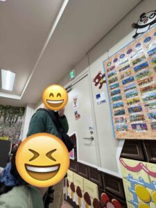 チョコレートの元となるカカオの匂いの違いなどを体験している様子