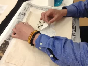 トートバッグにプリントしている様子