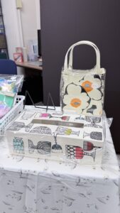 ティッシュボックスと紙袋