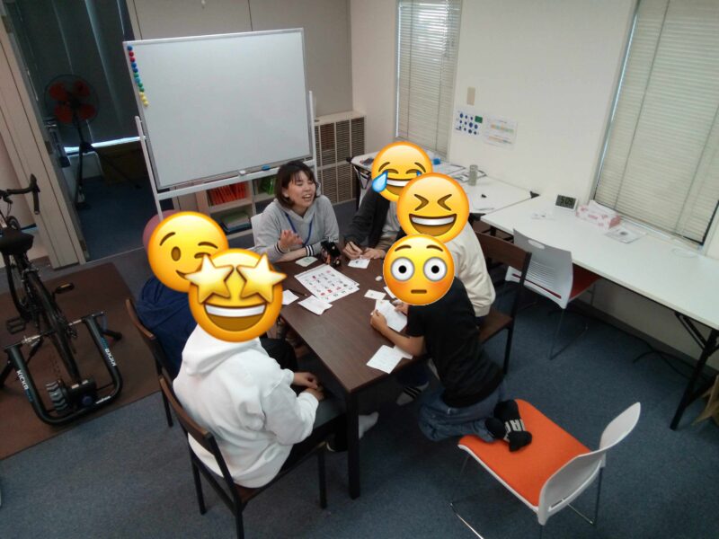 放課後等デイサービスユアスペース末広町教室で開催される英会話教室の様子