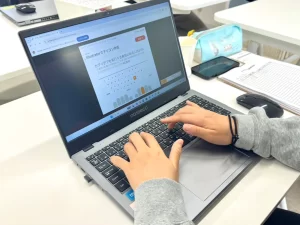 正確性を重視ながらキーボードを打つ様子