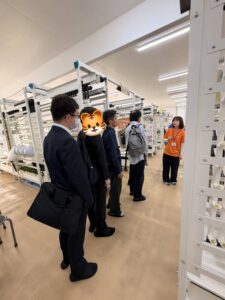 農園内を見学している様子